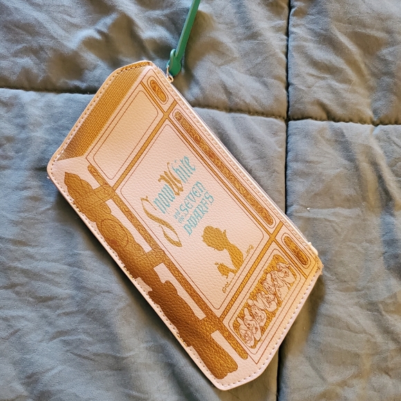 [SOLD] Besame Snow White wristlet - Picture 1 of 2